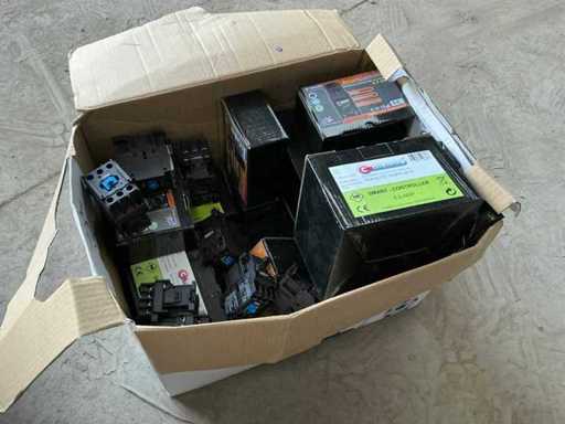 Ensemble avec contrôleurs et disjoncteurs