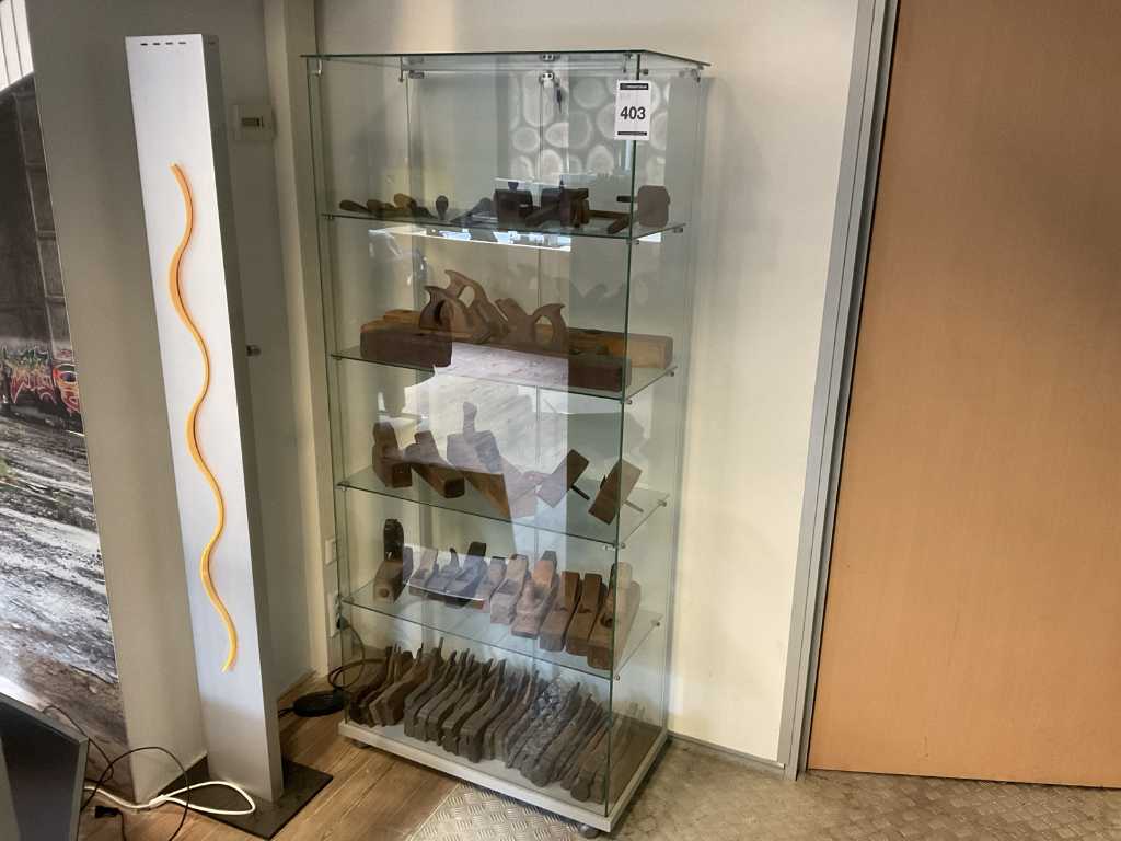 Contents 3 display cabinets