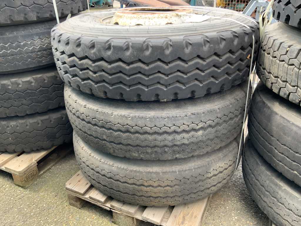 Truck tire (3x)