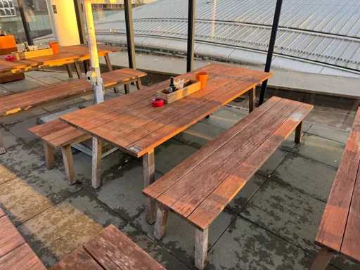 Cabine - Masă aranjată pe terasă din lemn cu 2 bănci