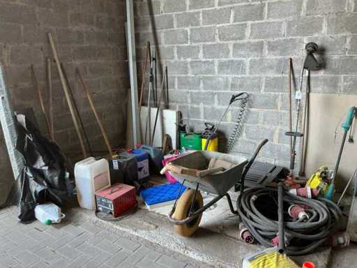 Partij divers tuingereedschap