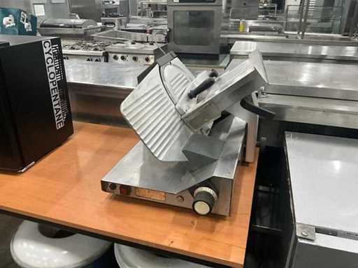 Mașina de tăiat Macchi AV 330 S