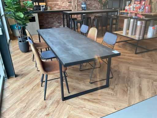 Tavolo da pranzo con sedie