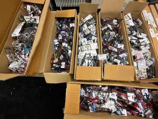 Reading glasses various models, colors and strengths (600x)