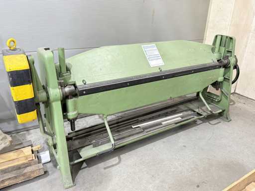  KH20012, une machine à plier