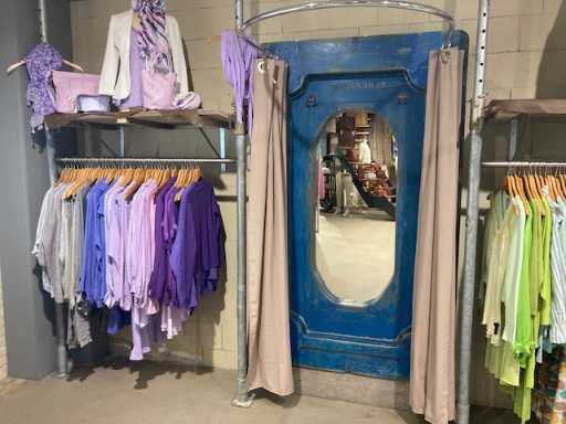 Przymierzalnia z lustrem