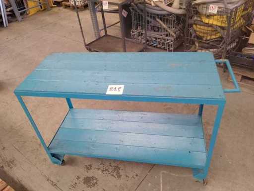 Ijzeren gereedschapskist met houten deksel