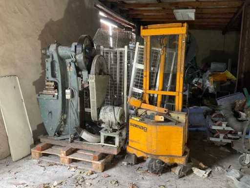 Verschiedene Maschinen und Restmetalle