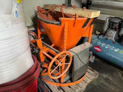 Florian Eichinger - 2024 - Concrete skip 1016 - Concrete cube