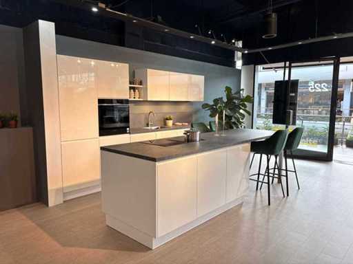 Nolte – kuchnia w salonie z urządzeniami Siemens