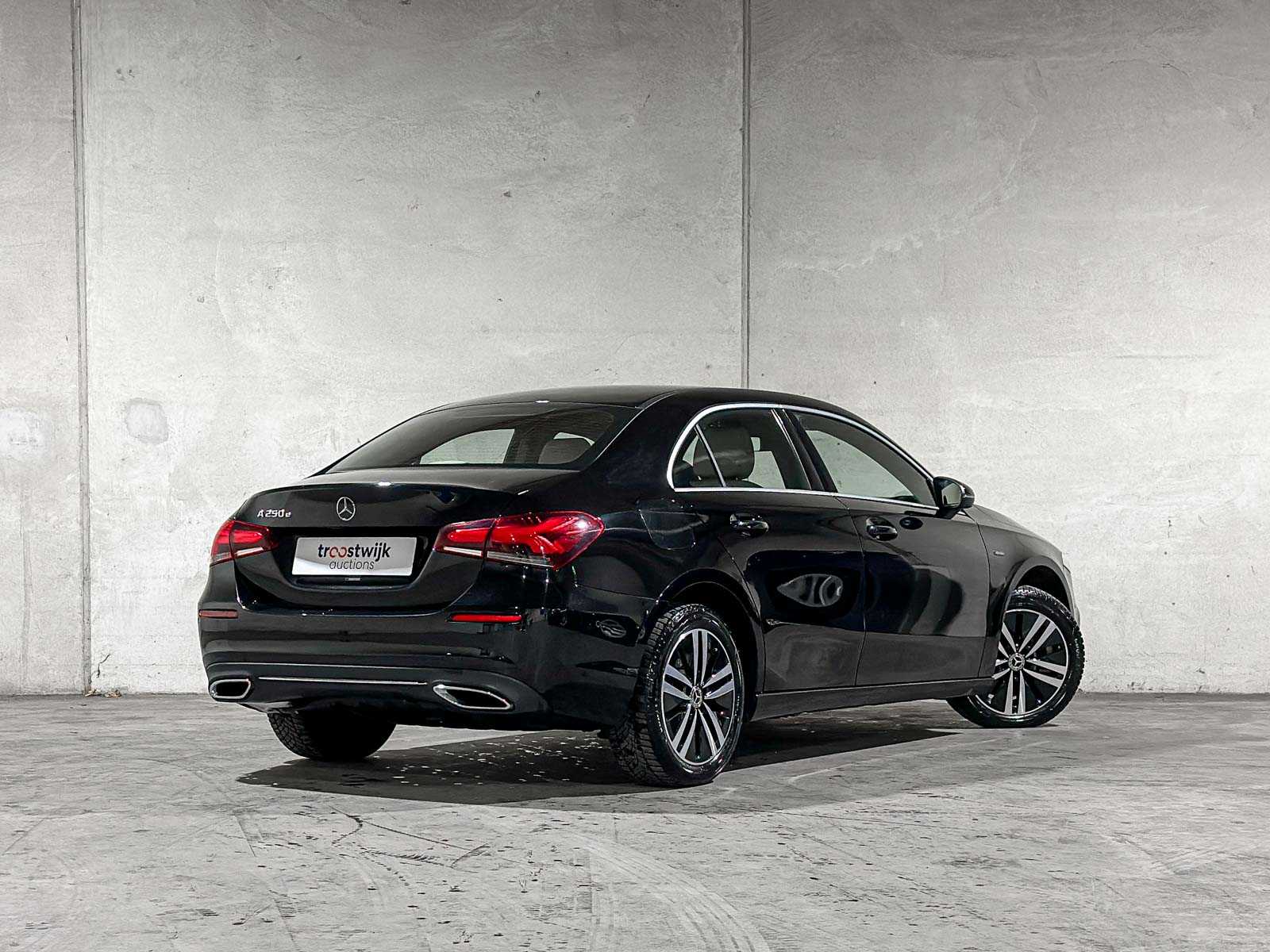 Mercedes-Benz A250 e Business Solution Luxury Limited 218pk 2020 (Origineel-NL + 1e Eigenaar) A-klasse, J-849-SG