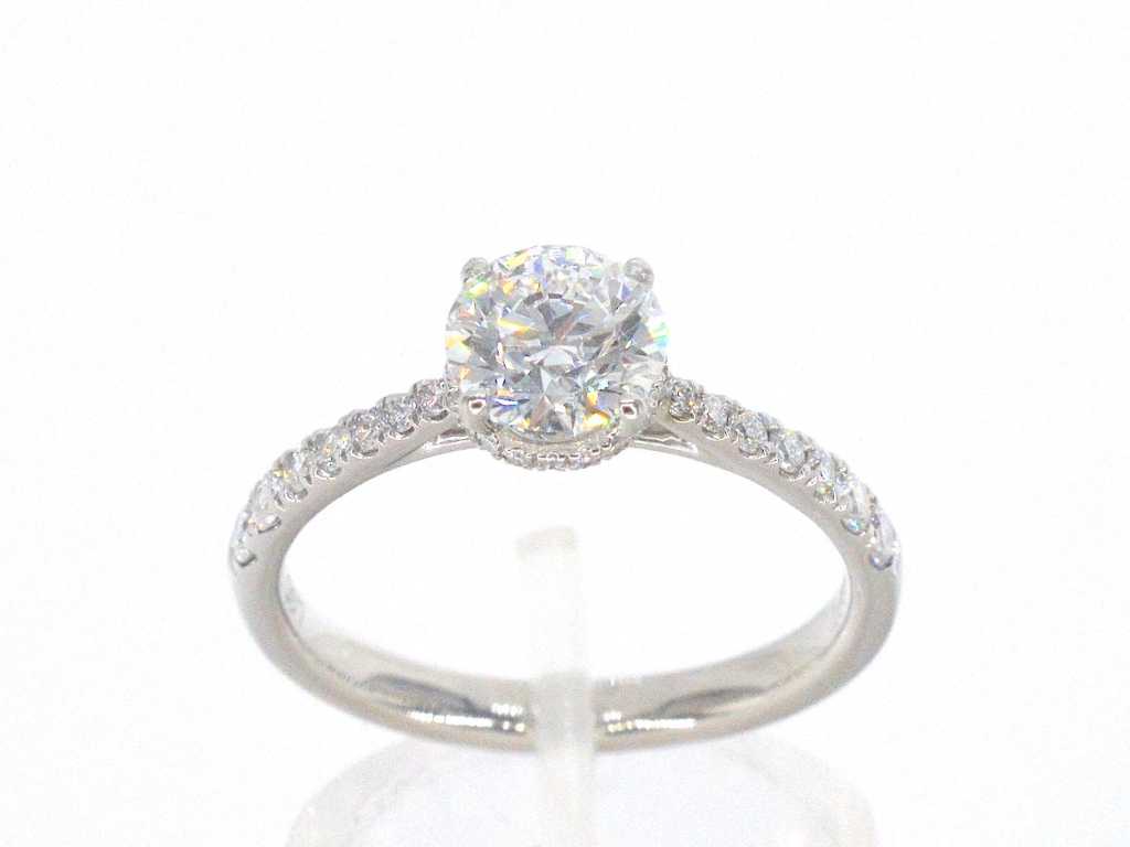 Platina solitair ring met een 1.33 carat briljant geslepen diamant