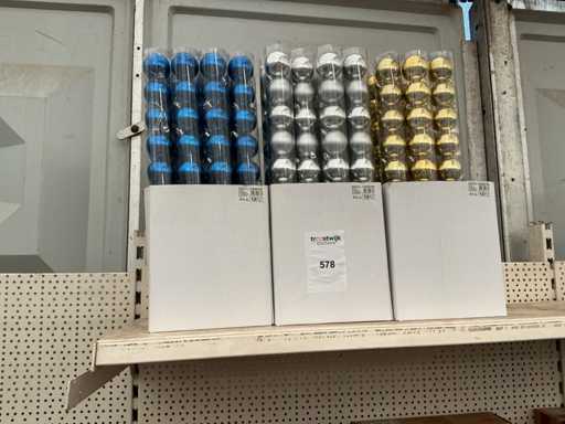 Party der Weihnachtskugeln.