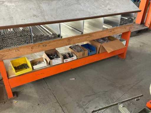 Série de charnières et de serrures