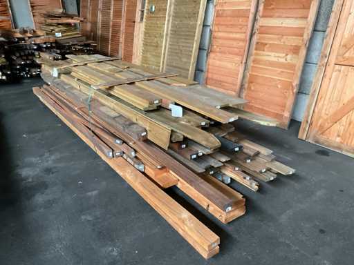 Viele verschiedene Douglas-imprägnierte Planken mit einer Länge von 300–600 cm 