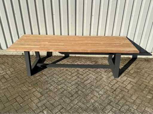 Stół ogrodowy