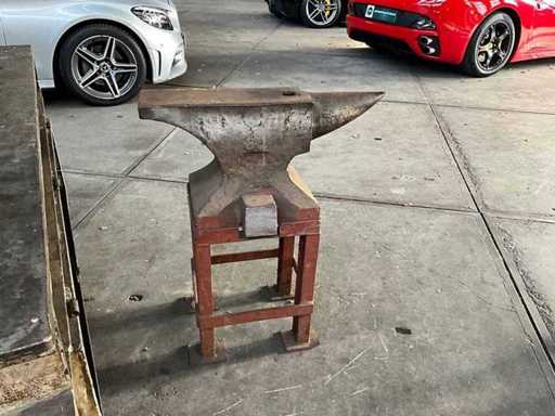 Södderfors - Incudine in ferro battuto solido su treppiede con corno e cavo resistente 70x18x85cm