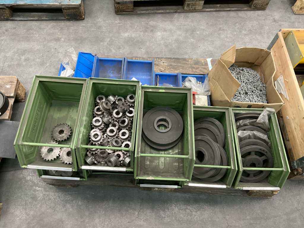 Batch of gears and miscellaneous
