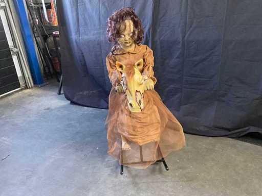 Bambino animatronico di Halloween su cavallo a dondolo