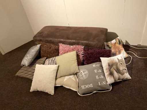 Bank mit Klappe und verschiedenen Polstern