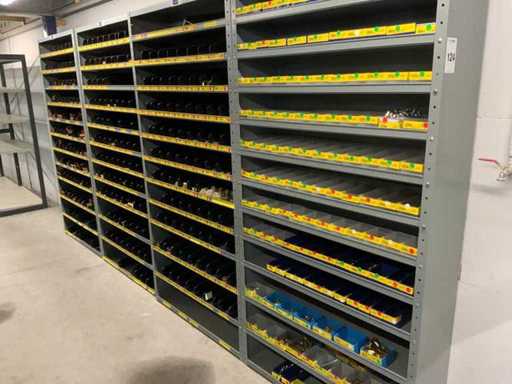 Verschiedene Installationsmaterialien in 4-Kammer-Schränken
