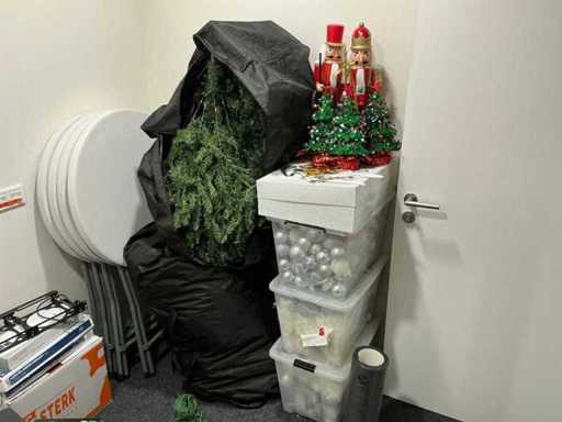Kerstboom met verlichting en versieringen