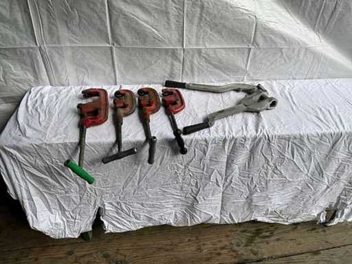 4x handmatige pijpsnijders en 1x metalen schroefdraad pinponsen