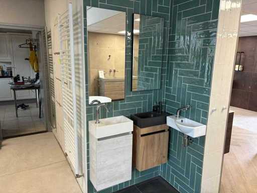 Divers sur le parking d’exposition