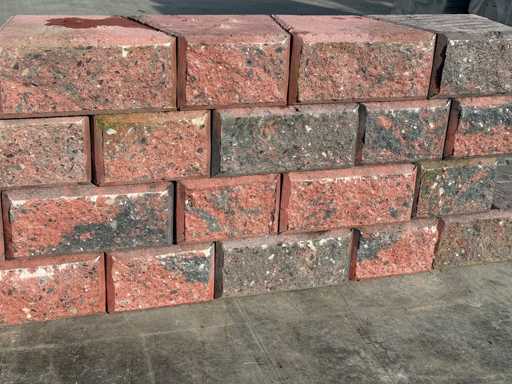 Blocchi a parete (circa 280 pezzi)