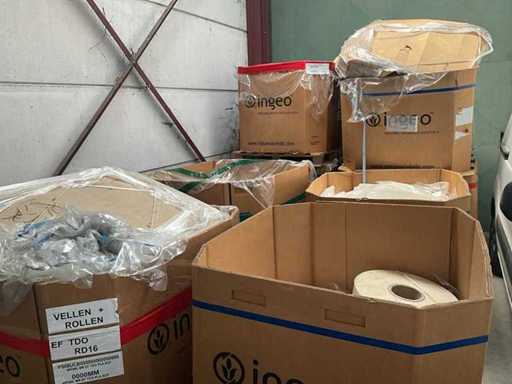 kartonnen boxen met plastic restanten (8x)