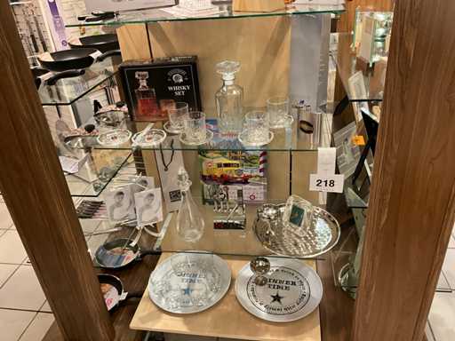 Divers accessoires pour boissons, service à whisky, assiettes de service, carafe...