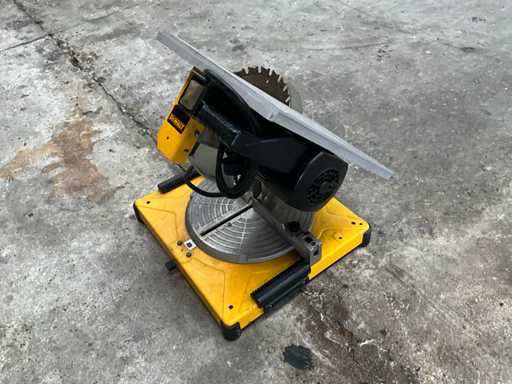 DeWalt Circular Saw Machine