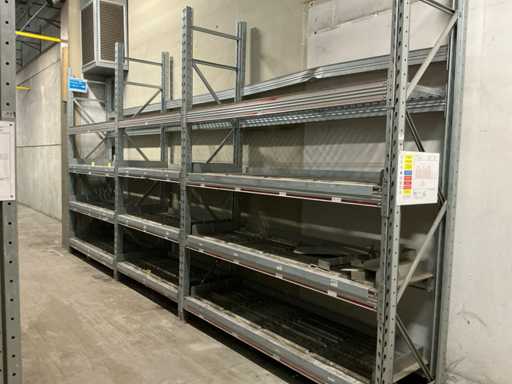 Shelving with idle rollers