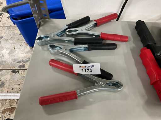 Clamping il cavo della batteria