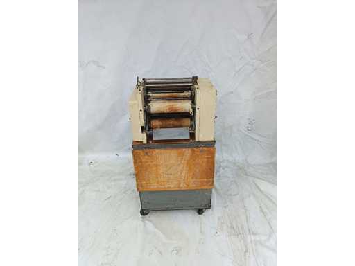 Universum - Deeg uitrolmachine