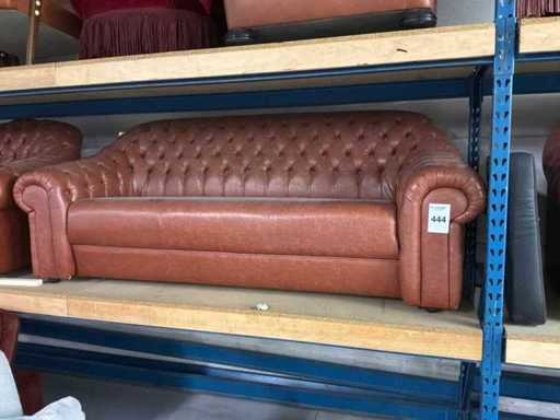 Un siège 3 places à l’apparence de Chesterfield