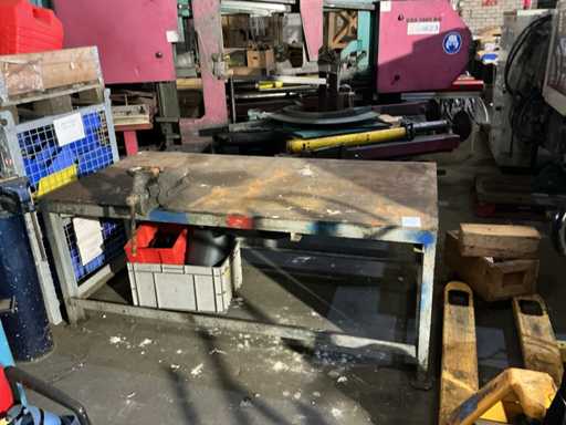 Welding table with vice