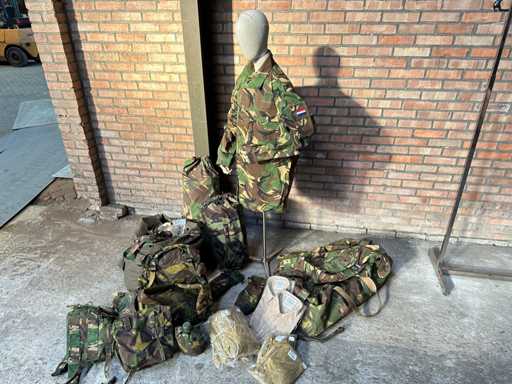 Echipament de camuflaj niciodat? purtat