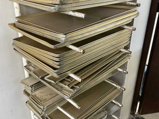 Fournée de plateaux de pâtisserie