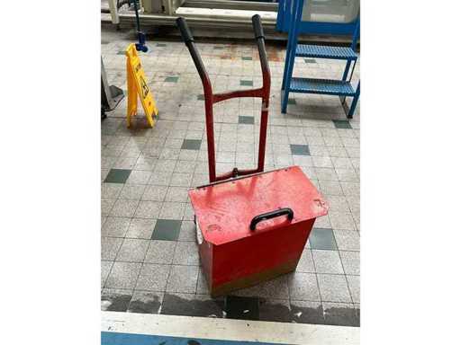 Camion à sacs avec boîte pour granules de colle thermofondue 