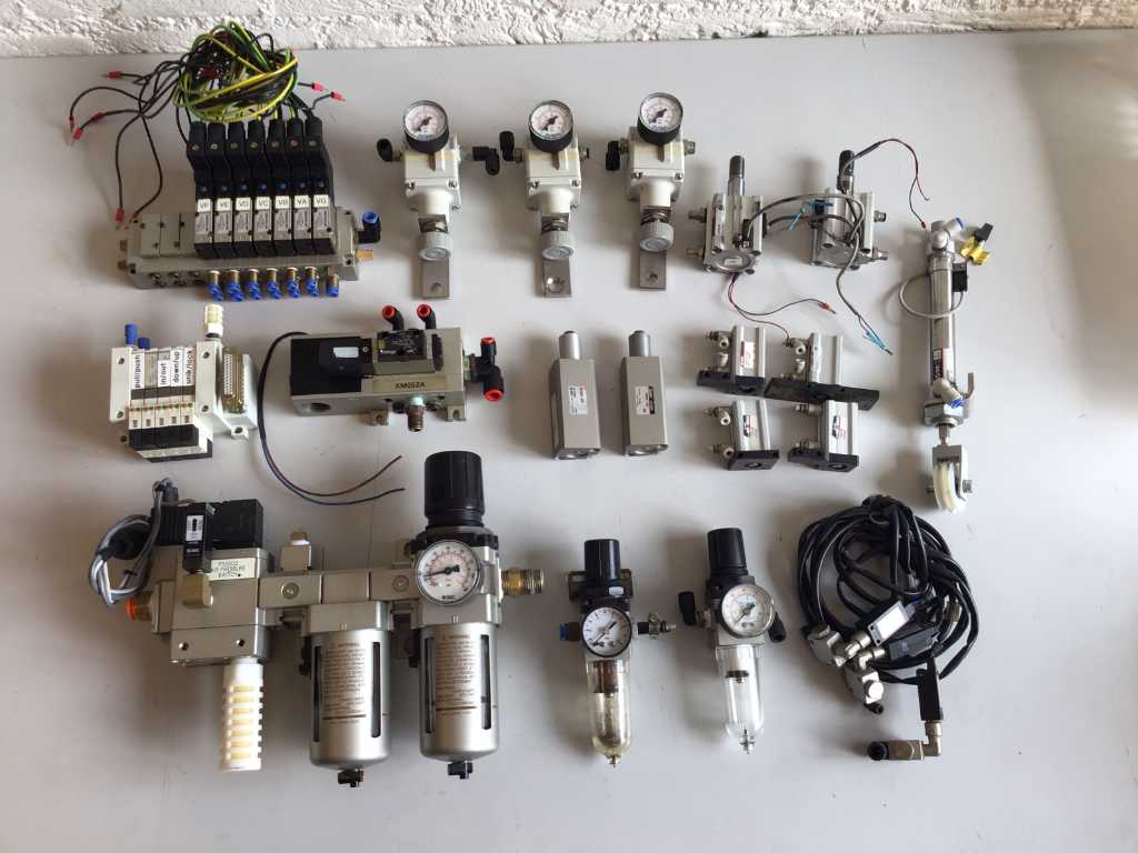 SMC batch of various valves, filters and cylinders 21x