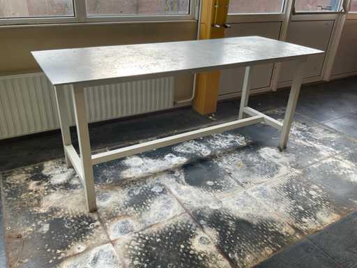 Werkbank mit Stahloberplatte