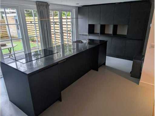 Keuken met fornuis en vaatwasser