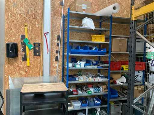 Rack del magazzino Begra con contenuti
