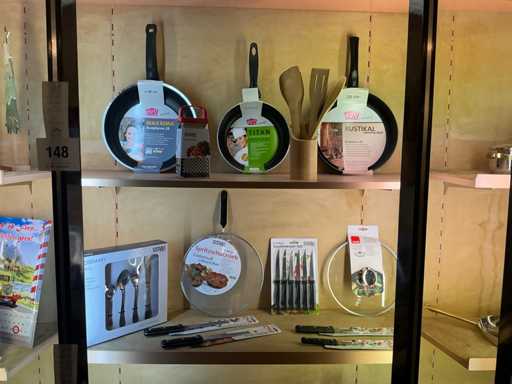 Divers keukentoebehoren en bakpannen