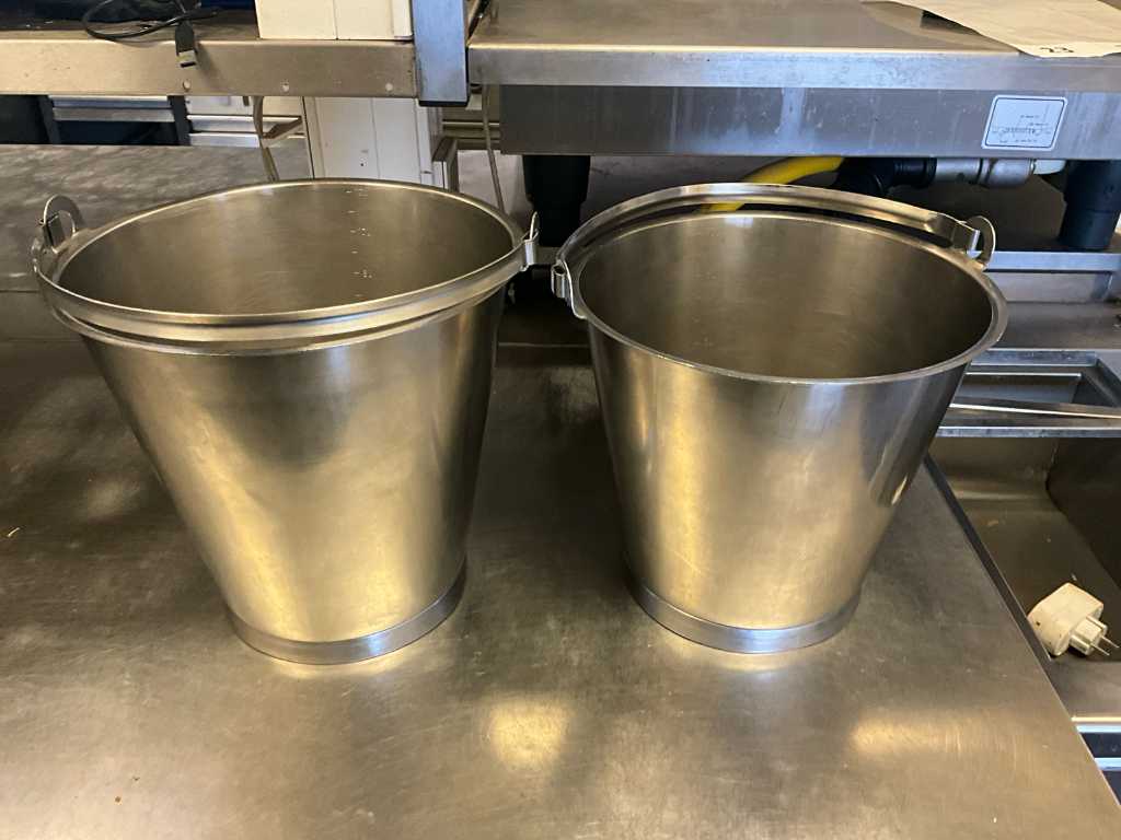 Stainless steel measuring buckets (2x)