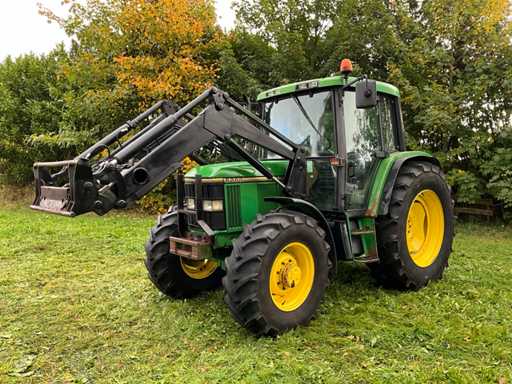 John Deere 6200 1992 Tracteur agricole à quatre roues motrices avec chargeuse avant