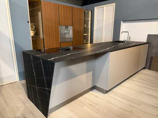 Showroom Cucinesse Italiaans  EVOLVE Zandbeige lak en Houtlook hoge kasten