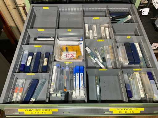 Ladelichaam met boormachine, frees en inzetstukken