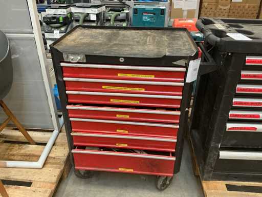 Carrello degli attrezzi con contenuto